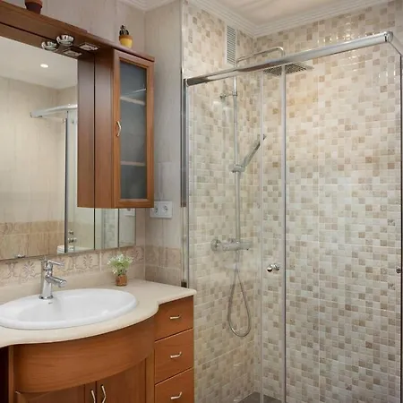 Lägenhet 3 Bedroom Apartment, Next To The Beach, With Pool *