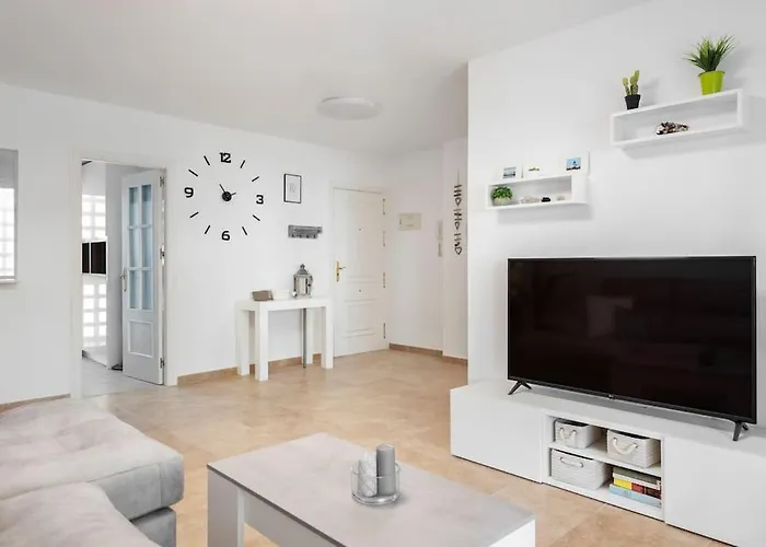דירה 3 Bedroom Apartment, Next To The Beach, With Pool