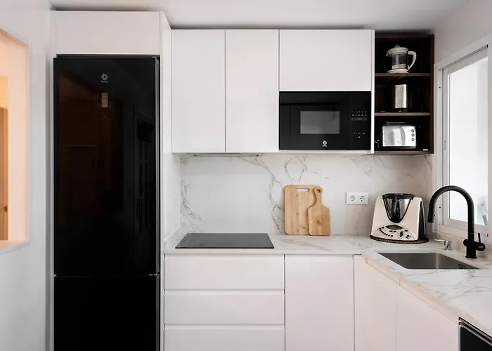 דירה 3 Bedroom Apartment, Next To The Beach, With Pool *