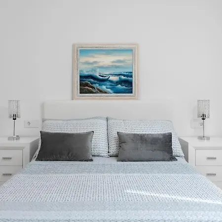 3 Bedroom Apartment, Next To The Beach, With Pool 马尔韦利亚