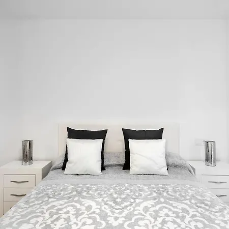 3 Bedroom Apartment, Next To The Beach, With Pool Διαμέρισμα Μαρμπέλλα